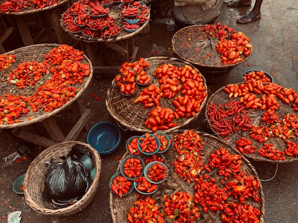 free-photo-of-a-market-with-baskets-of-tomatoes-and-other-vegetables